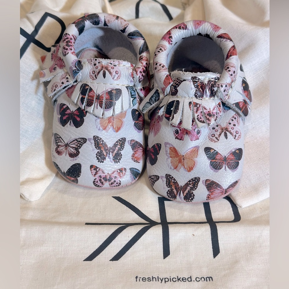 RARE Freshly Picked Soft Soles, 🦋Butterflies🦋 Comes with Dust Cover